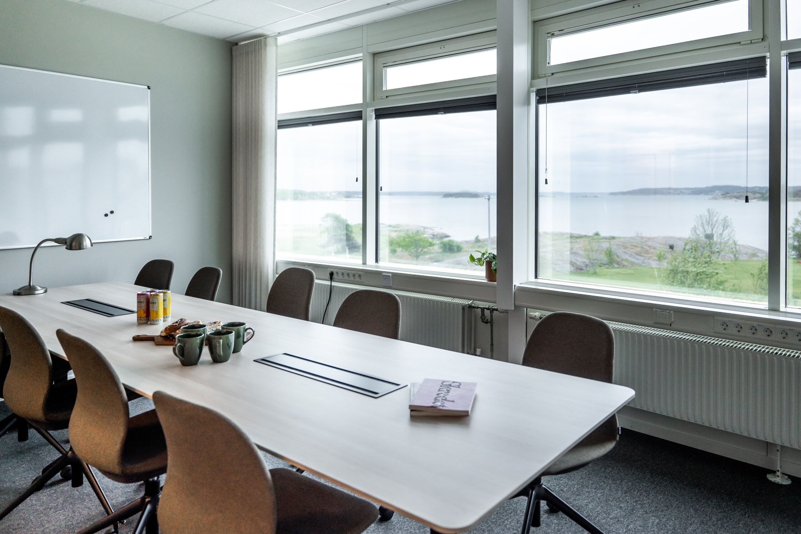 Konferensrum med panoramavy mot Hakefjorden.