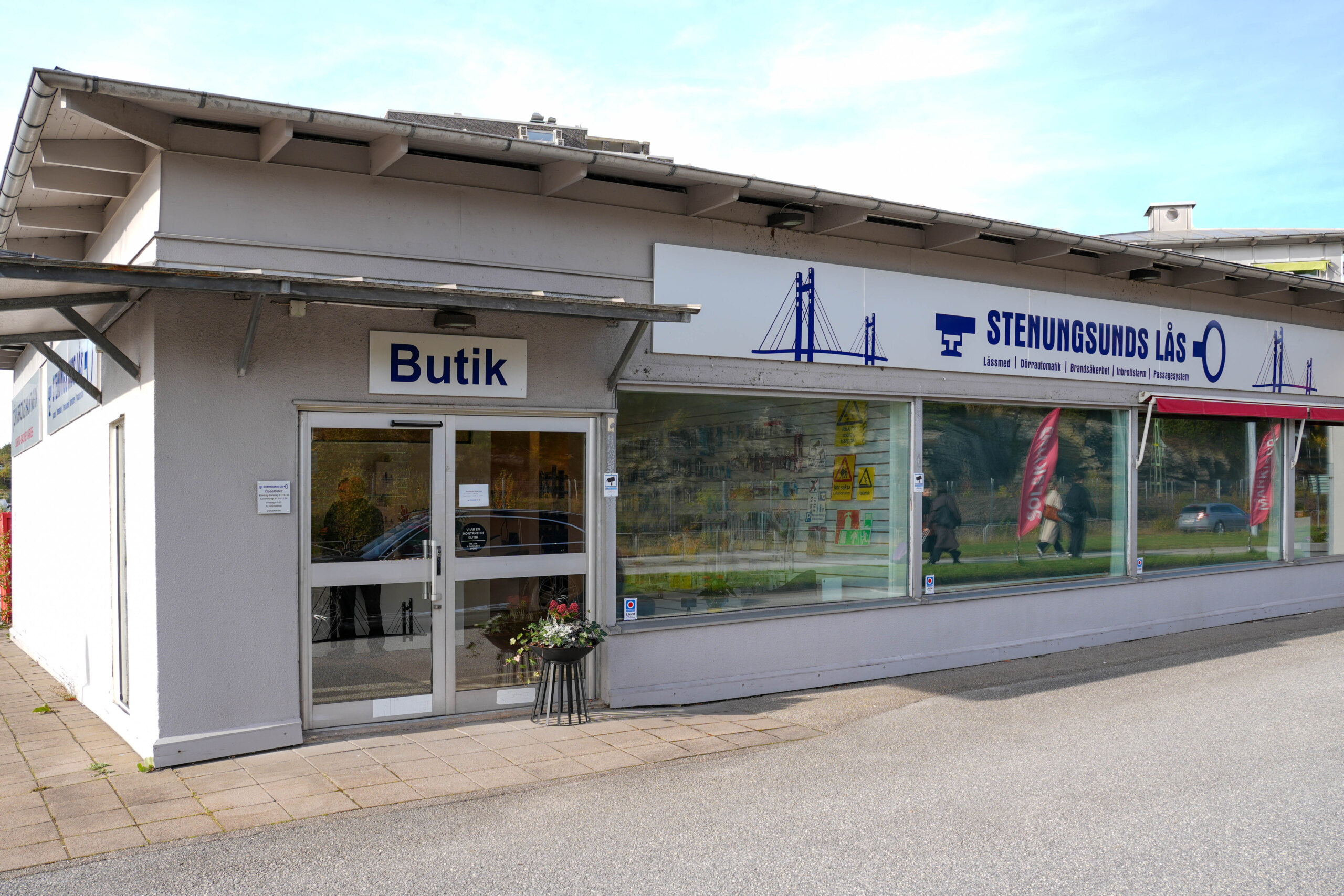 Fasad och entré till Nösnäs Allé i Stenungsund.