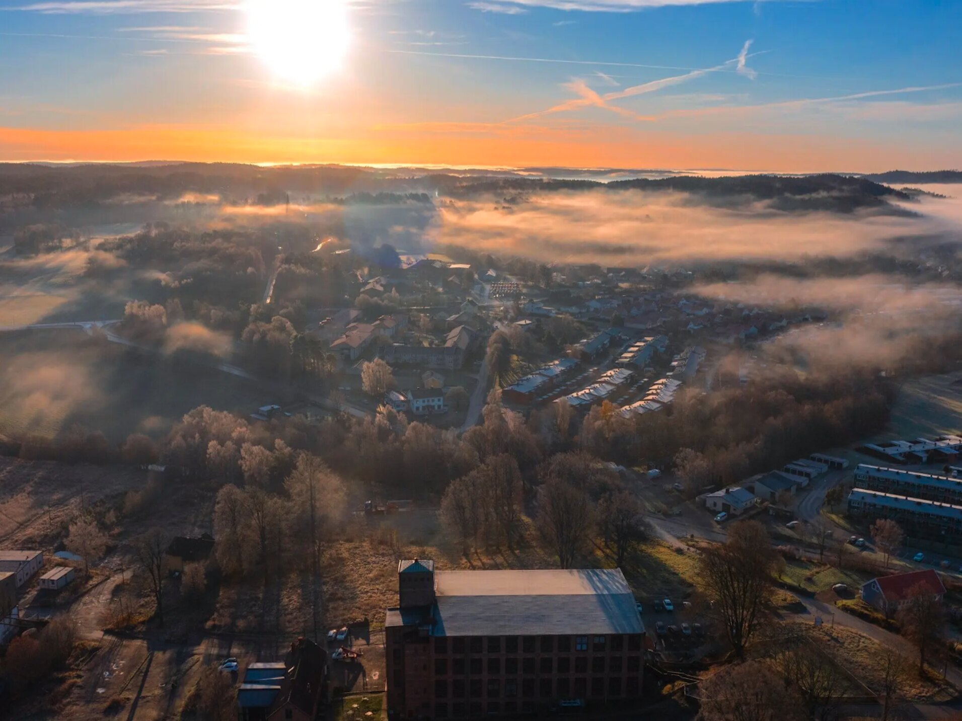 Flygfoto över Lindome med vy över Spinneriet och bostadsområde.